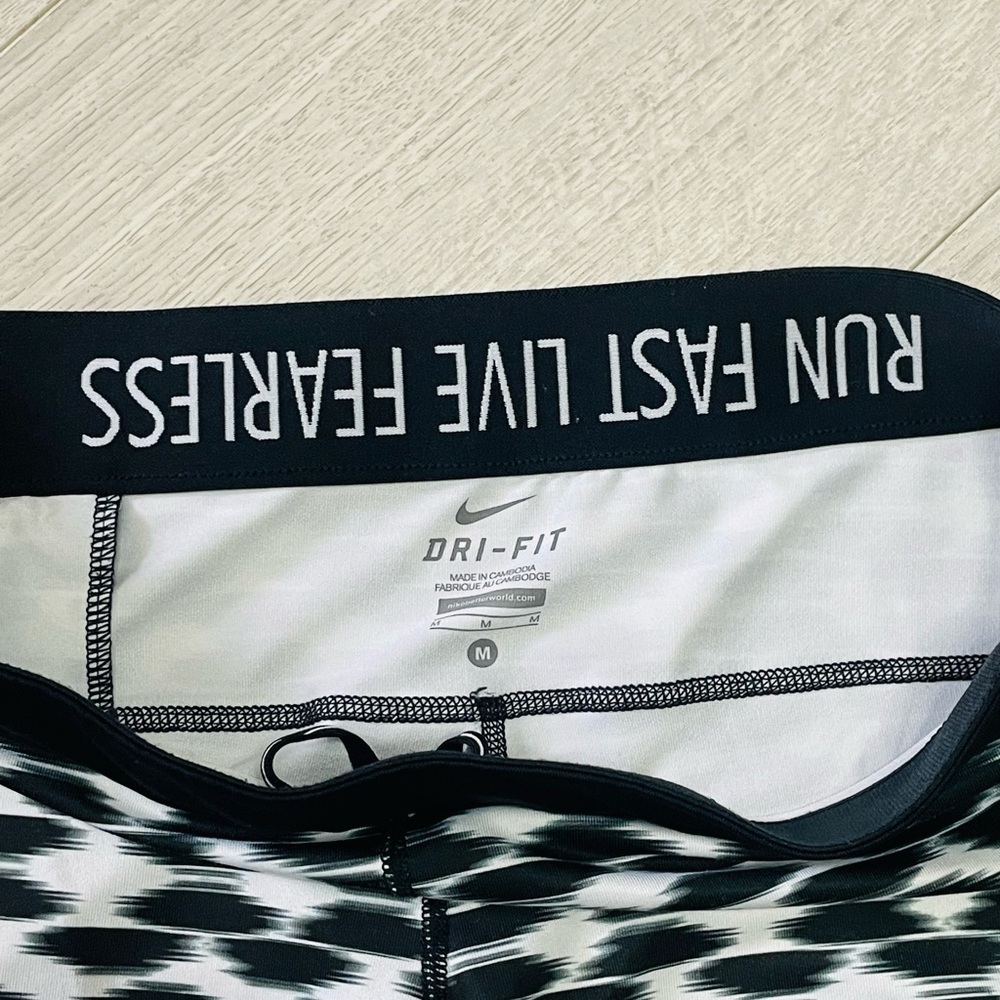 Nike Dri Fit Black and White Patterned Leggings - Picture 5 of 8